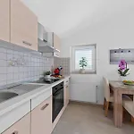 Summer House פולה