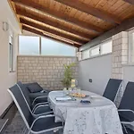 Summer House * פולה
