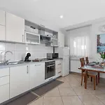 Summer House פולה